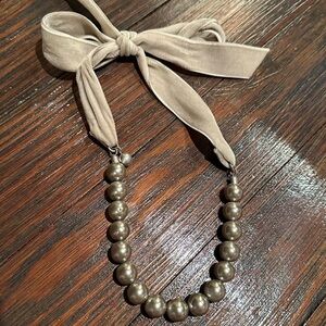 Dark gray/silver large pearl necklace with velvet bow tie